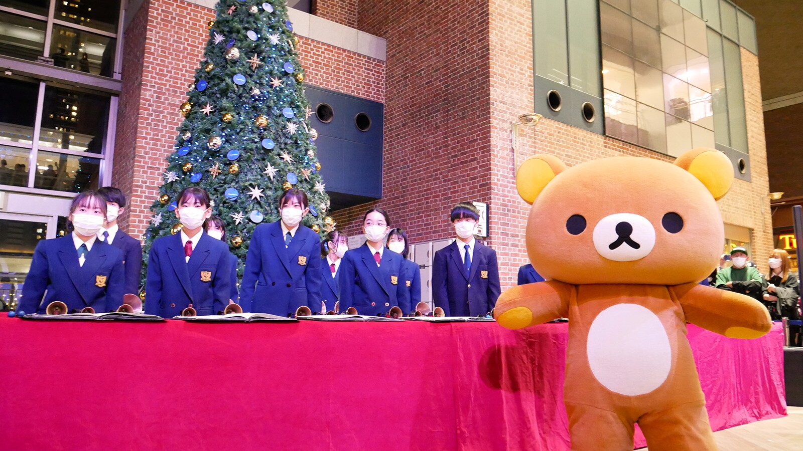 リラックマが点灯式に！ 横浜ワールドポーターズで屋内初となる