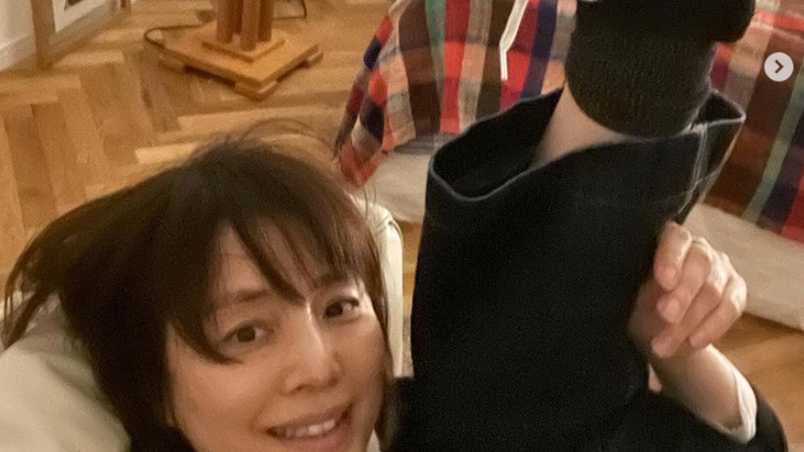 カラダ柔らかすぎ」53歳・石田ゆり子、新品の靴を履いて“足が上がり