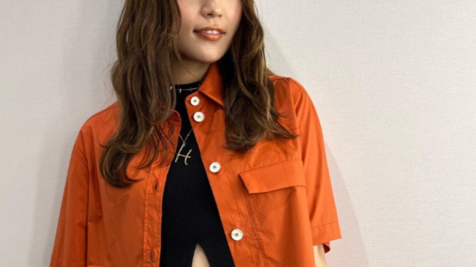 川口春奈、“腹チラ”オレンジコーデ披露に「似合いすぎでは!?」「やっべ 