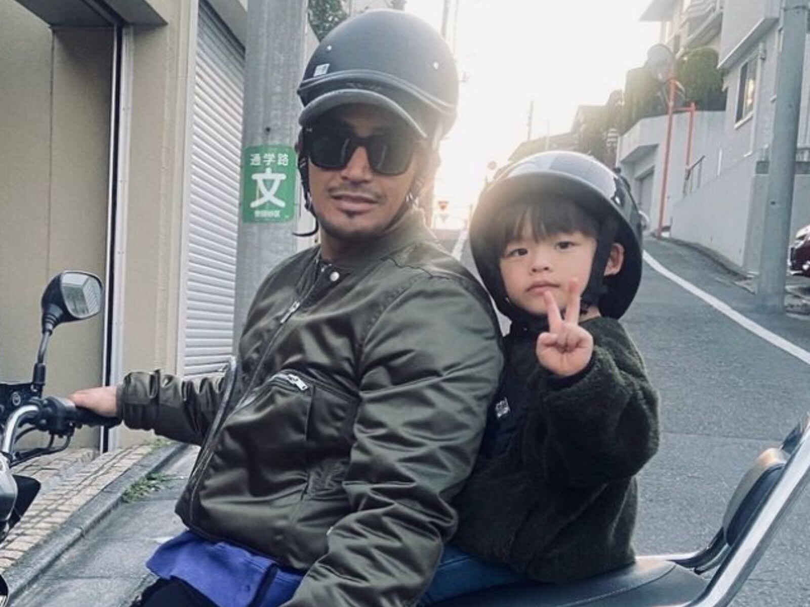 魔裟斗、息子をバイクに乗せ父親の背中を見せる！ 最新親子