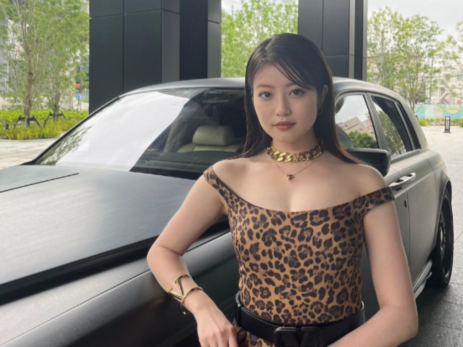 マシュマロボディー」今田美桜、ヒョウ柄の胸元チラ見えなドレス姿披露