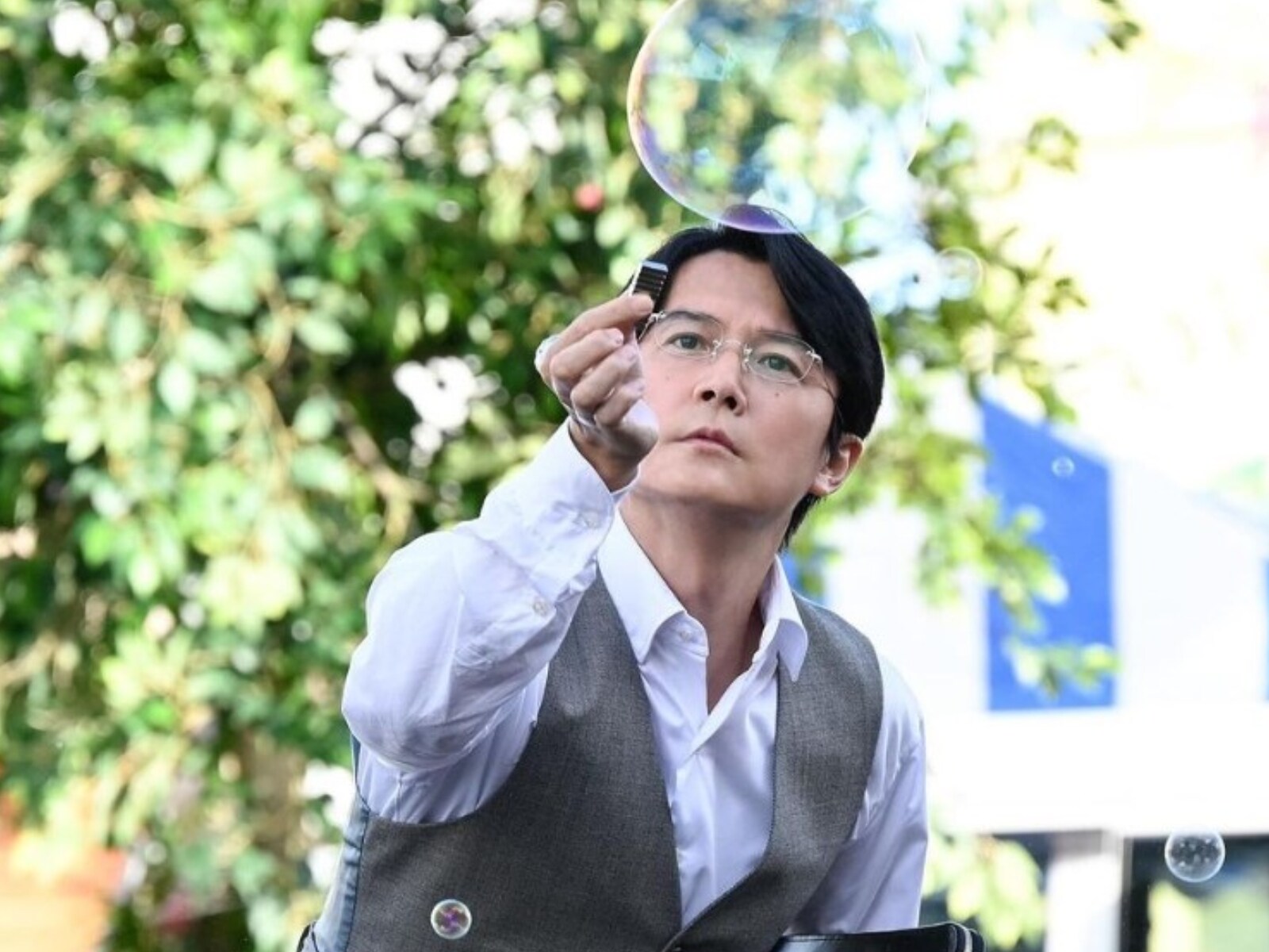 福山さん 福山雅治 メガネ 似合う 写真 福山雅治が50歳 ファン祝福するも