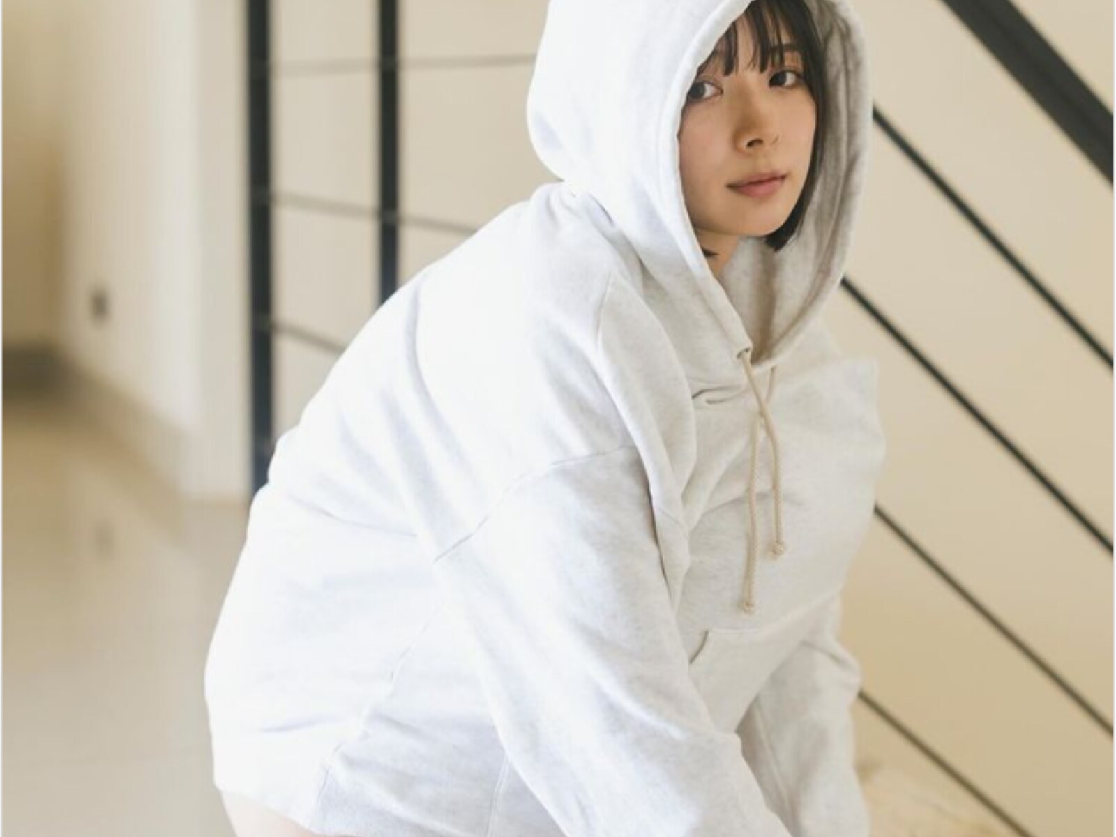 履いてますか?」岡田紗佳、ヒップ丸見えなパーカー姿に反響！ 「ナイス