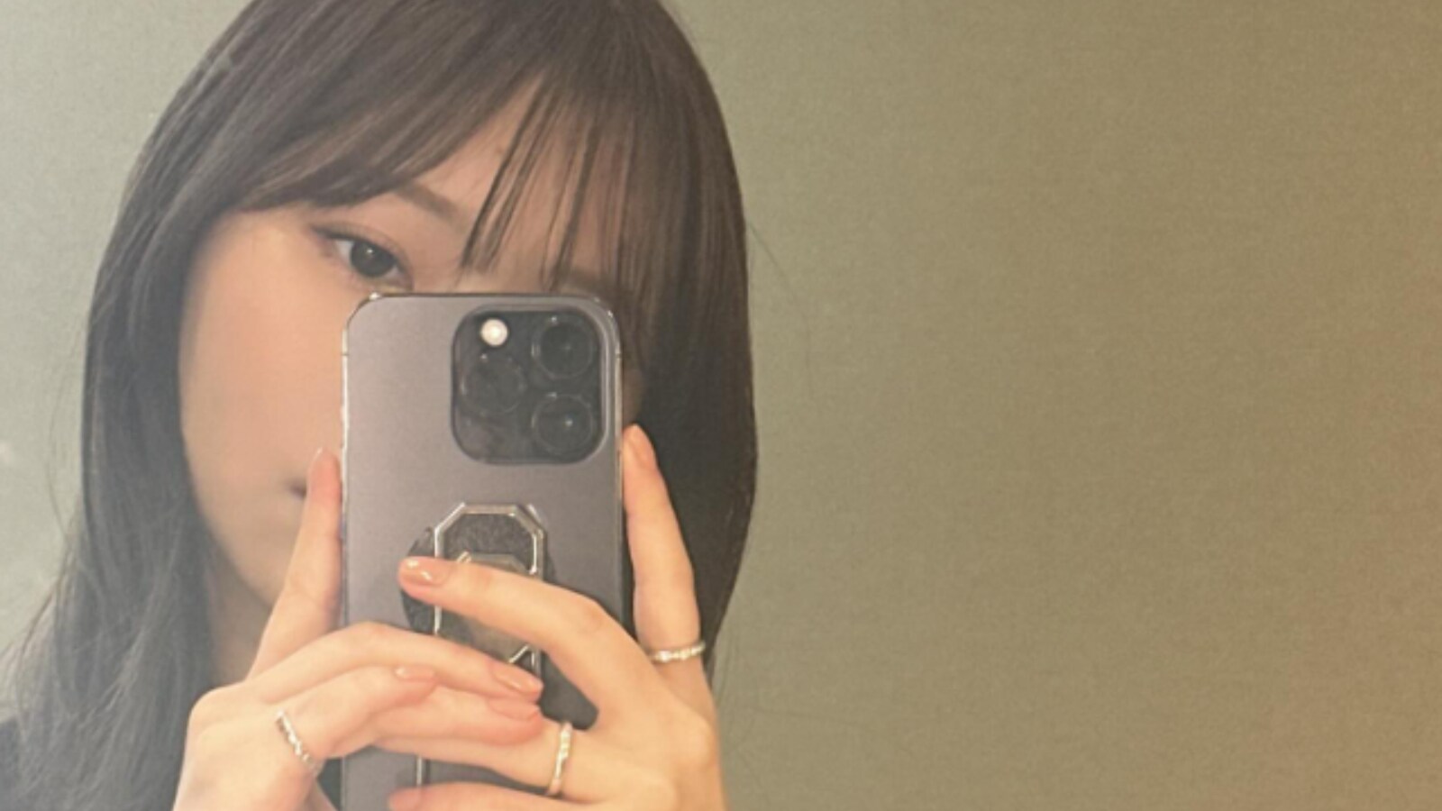 指原莉乃、薬指に指輪？ 「最近アクセサリーは私物のことが多いです 