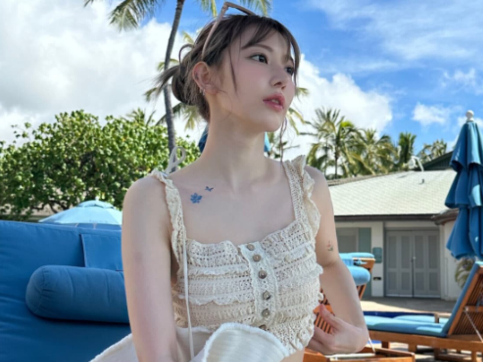 宮脇咲良、レアな水着姿からタトゥー？ がちらり！ 大胆肌見せショット