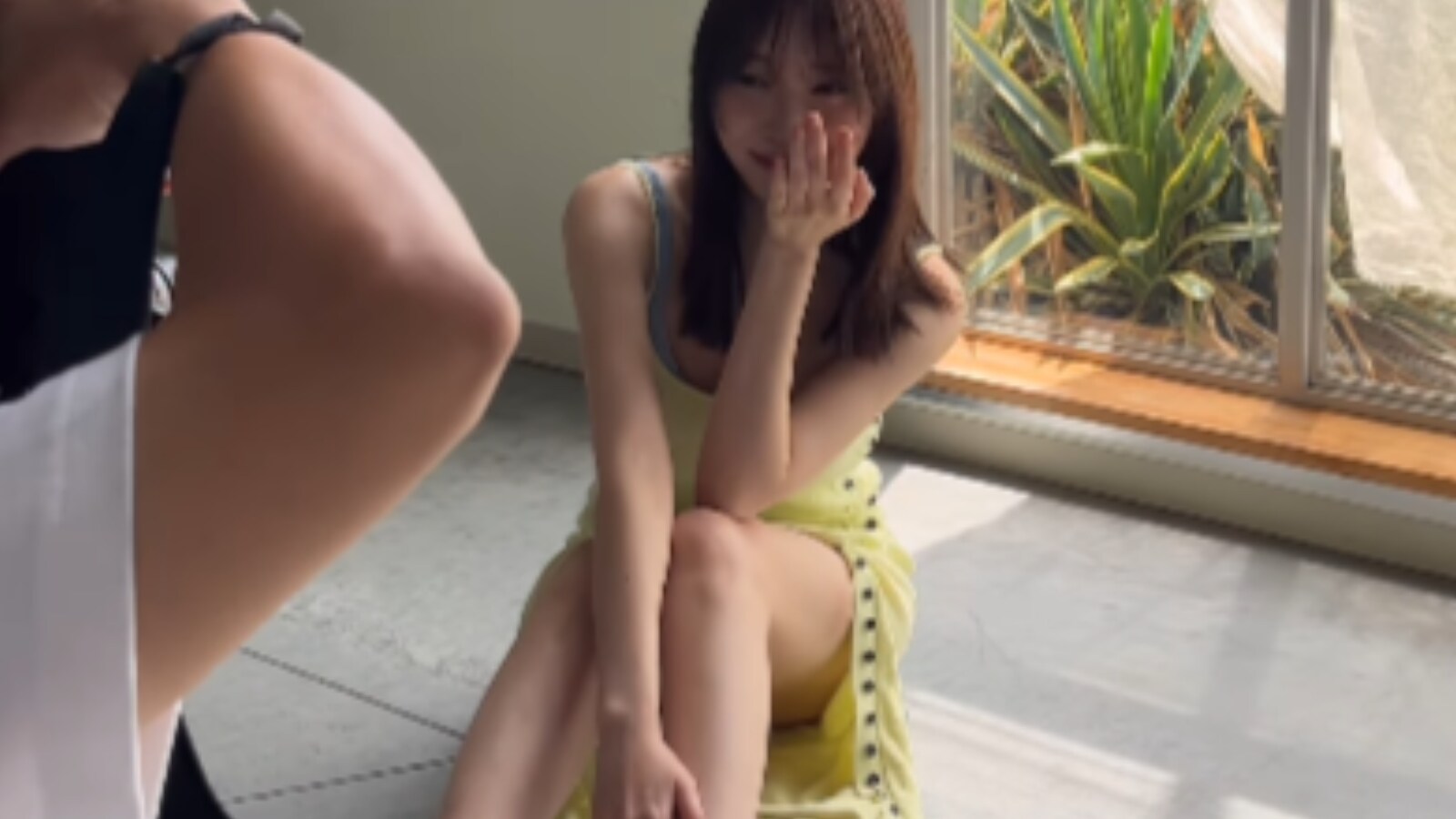 指 原 莉乃 太もも