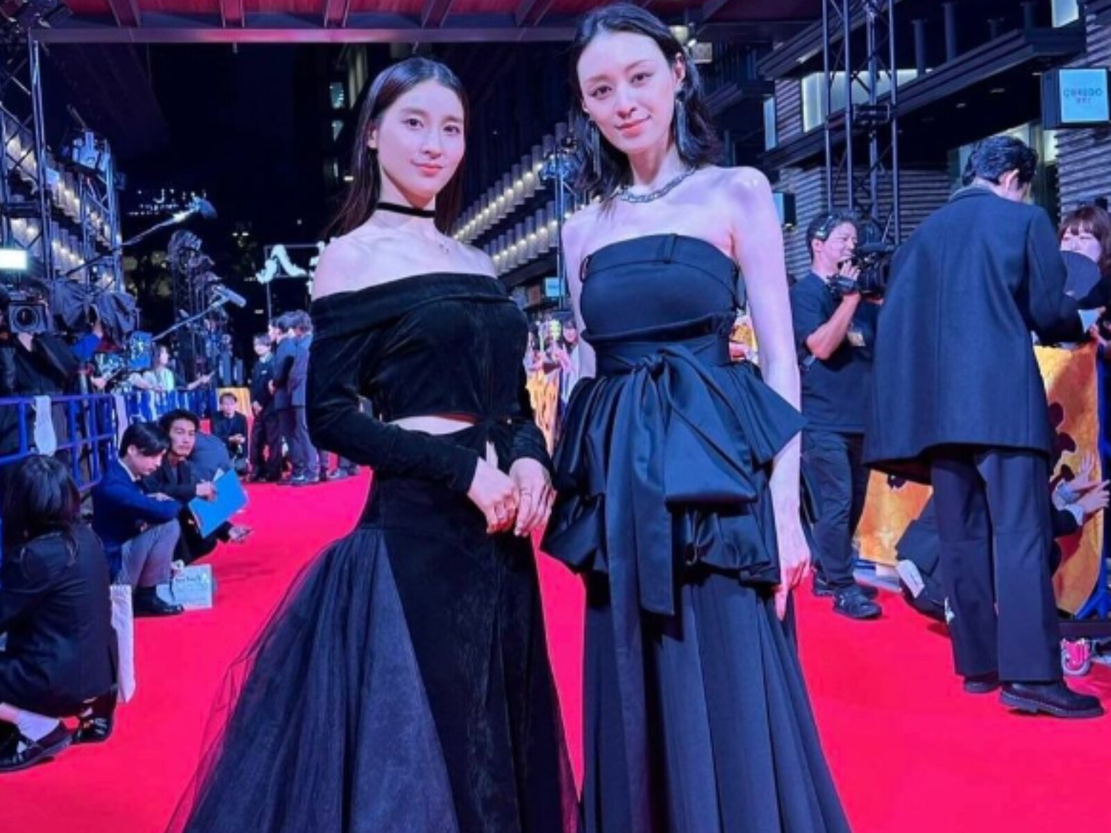 華やかで美しい」土屋太鳳、美人俳優との豪華ツーショットに反響