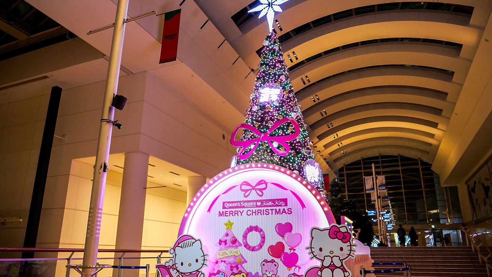 クイーンズスクエア横浜とハローキティがクリスマスイルミネーションで 