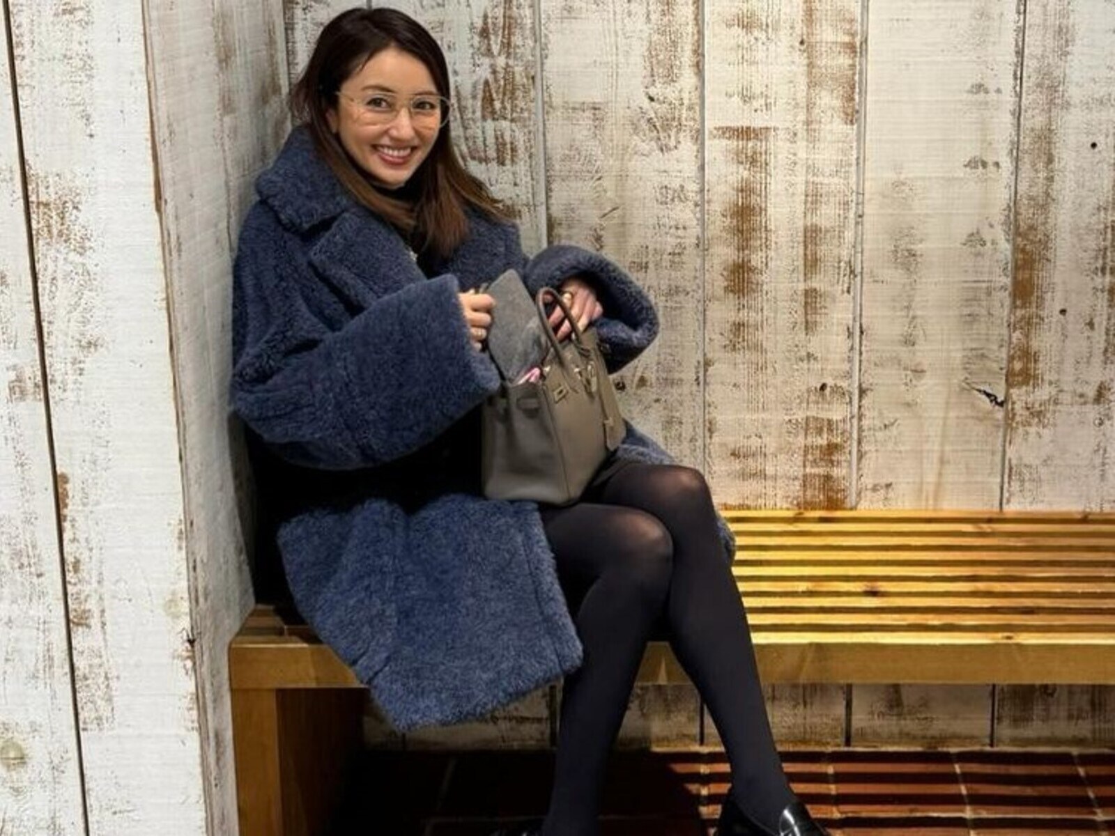 最強の40代」矢田亜希子、美脚際立つ黒タイツ姿に絶賛の声続出