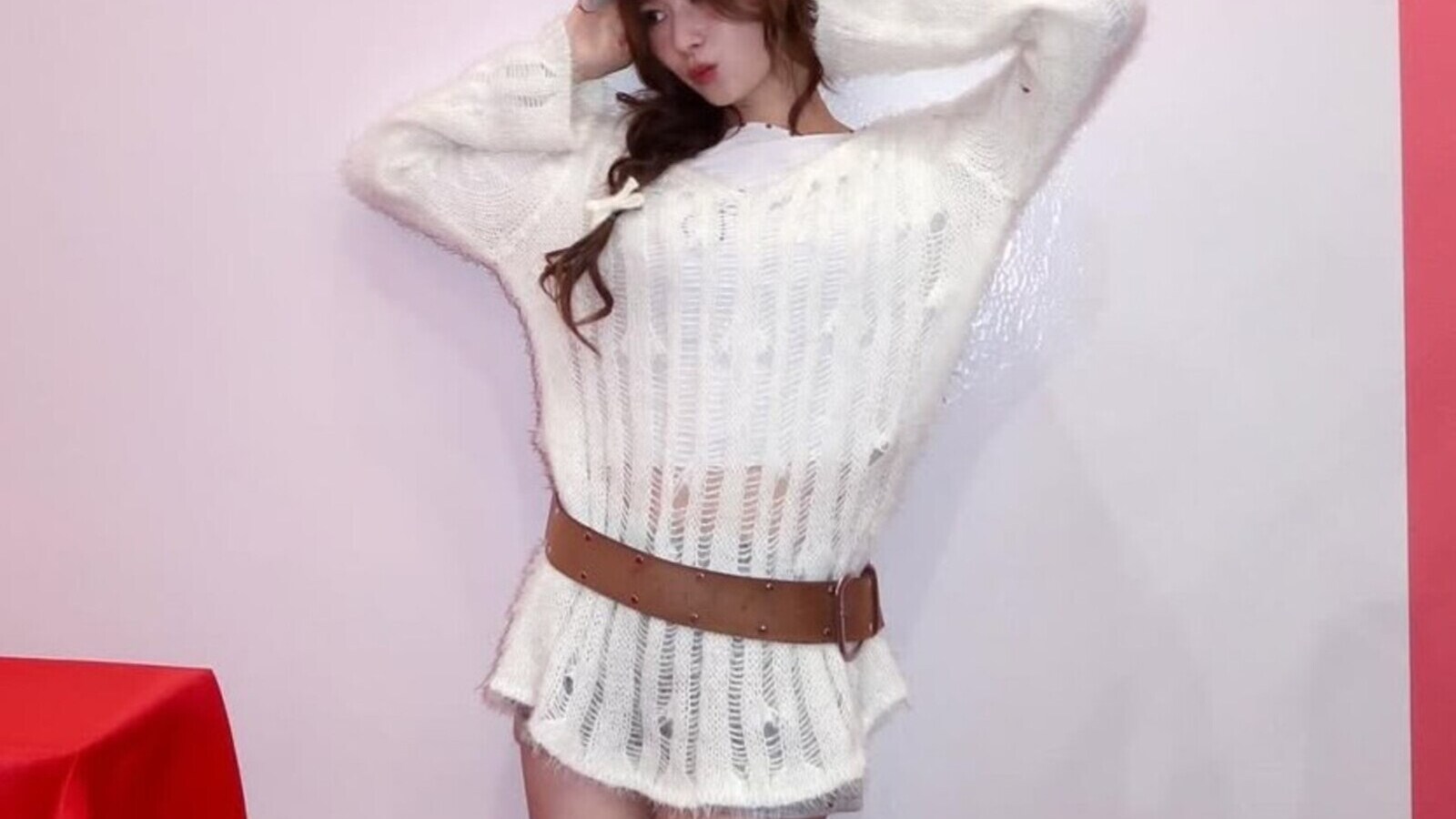 世界一美しい脚」TWICE・サナ、美脚際立つミニ丈コーデに反響 