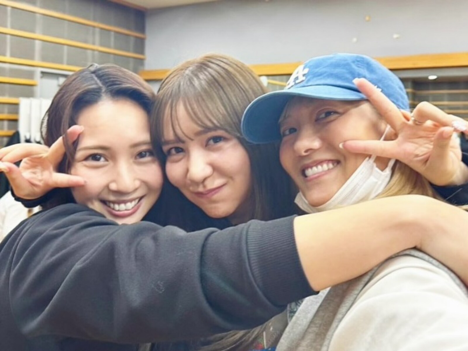 元AKBメンバー、“同期”宮澤佐江＆河西智美との再会ショット公開で