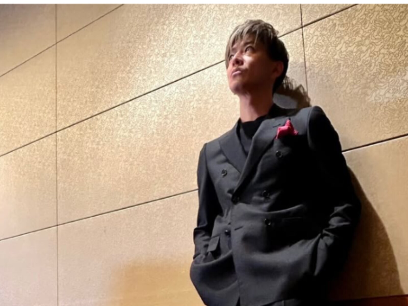 木村拓哉、金髪×黒スーツで圧倒的存在感！ 色気漂う格好いい姿の全身