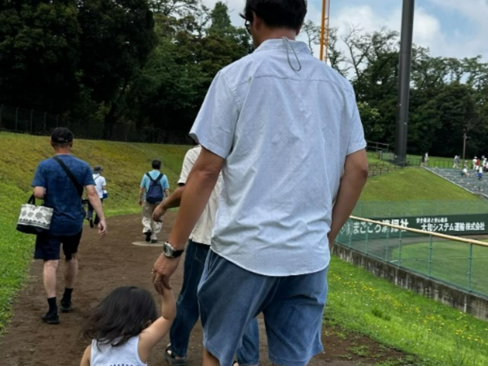 三女が2歳に」岩隈久志、娘との手つなぎショットにファンほっこり
