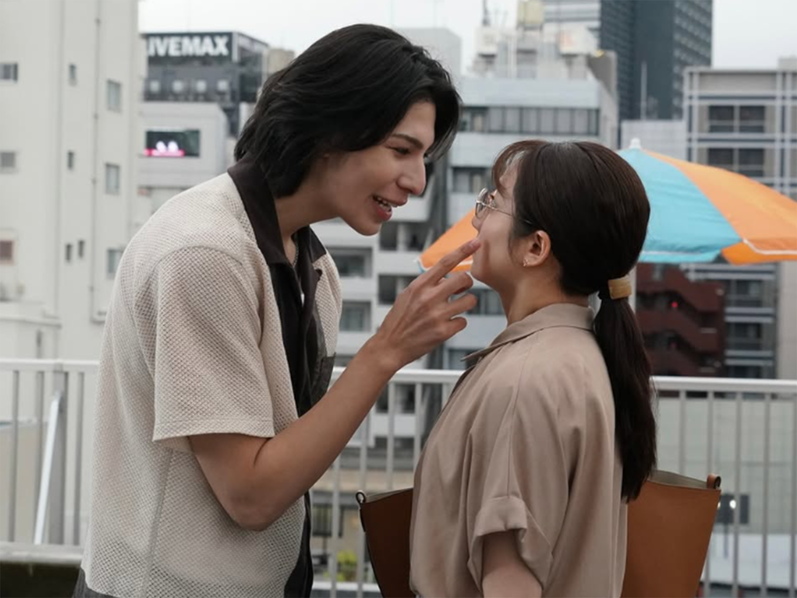 手が美しいと思う「STARTO社所属タレント」ランキング! 2位「ラウール」を2票差で抑えた1位は? - All About ニュース