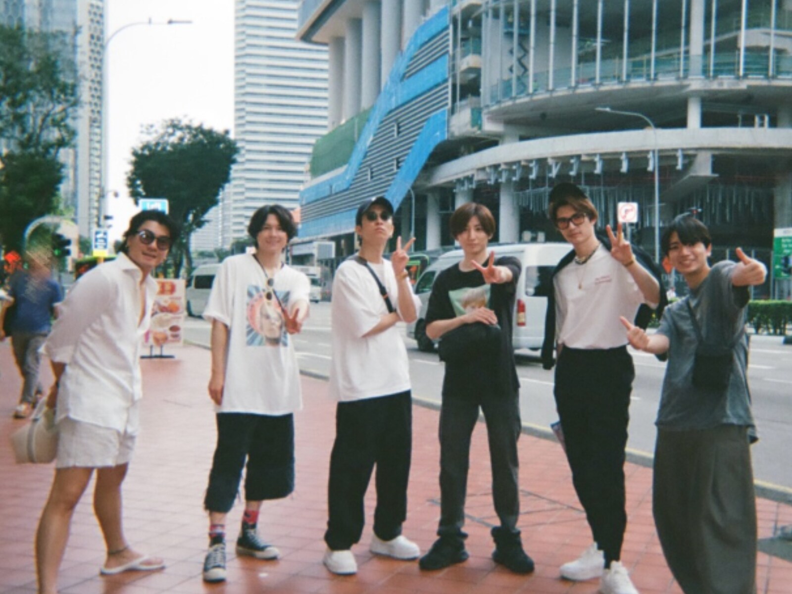 家族写真過ぎる」SixTONES、シンガポールでのオフショットに反響