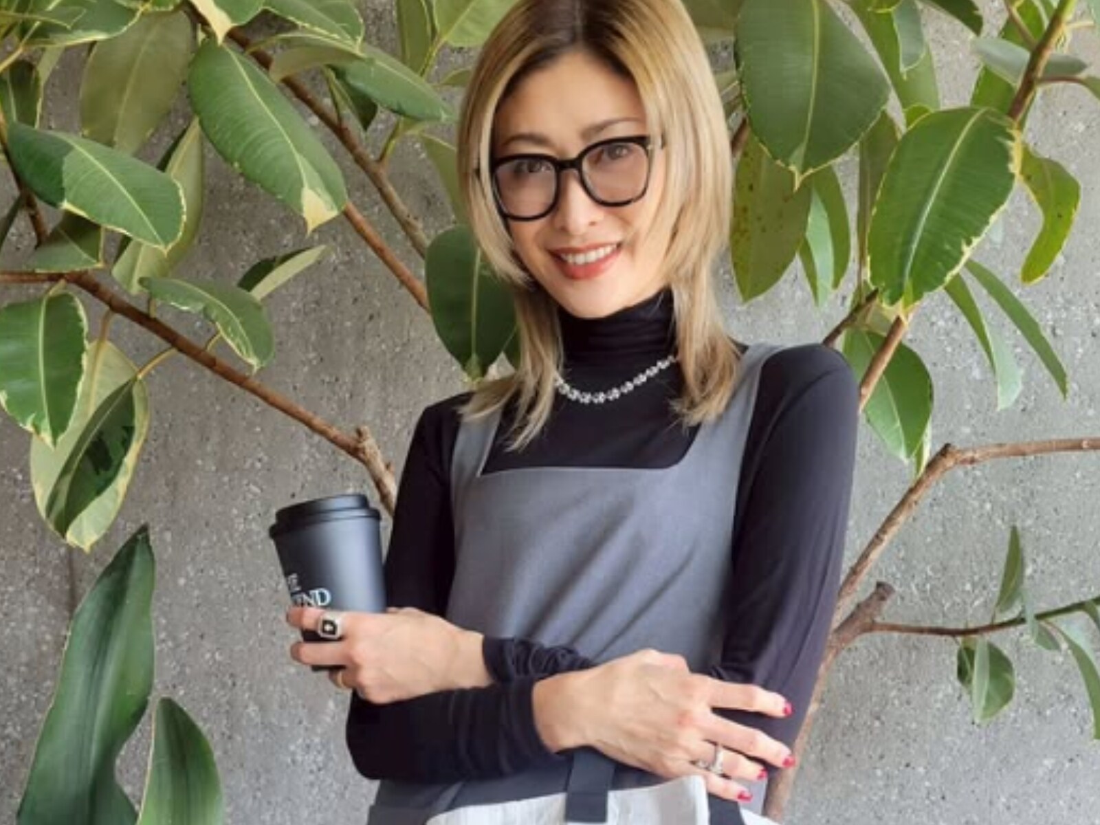 山田優 特大 タペストリー ボーダフォン 山田優、黒タイツの美脚を披露！ スタイリッシュなコーデのバッグを