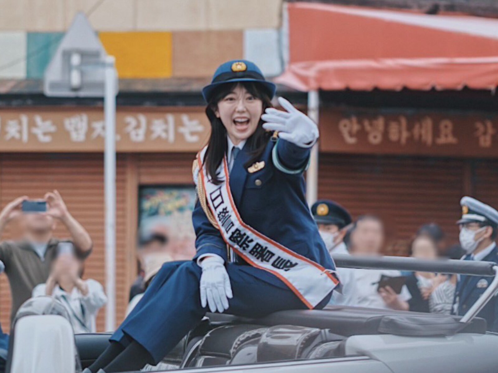 峯岸みなみ、夫・てつやの晴れ舞台に“一日警察署長”として出演「実物