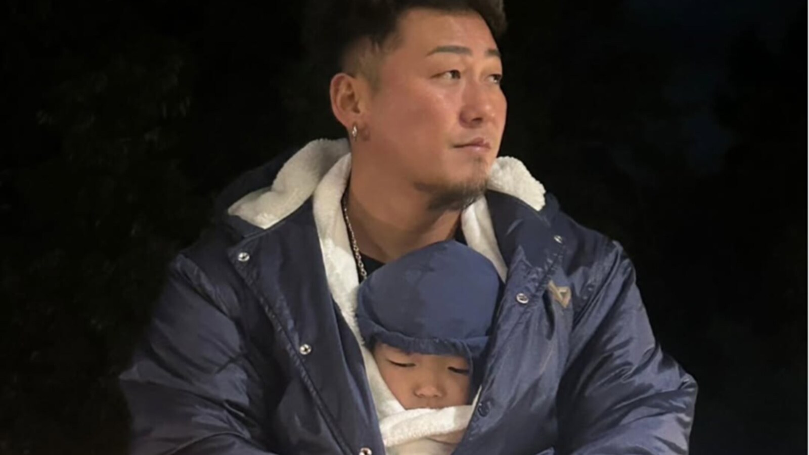 パパしてるぅ」中田翔、次男を抱きかかえる姿に「胸キュンしたった 