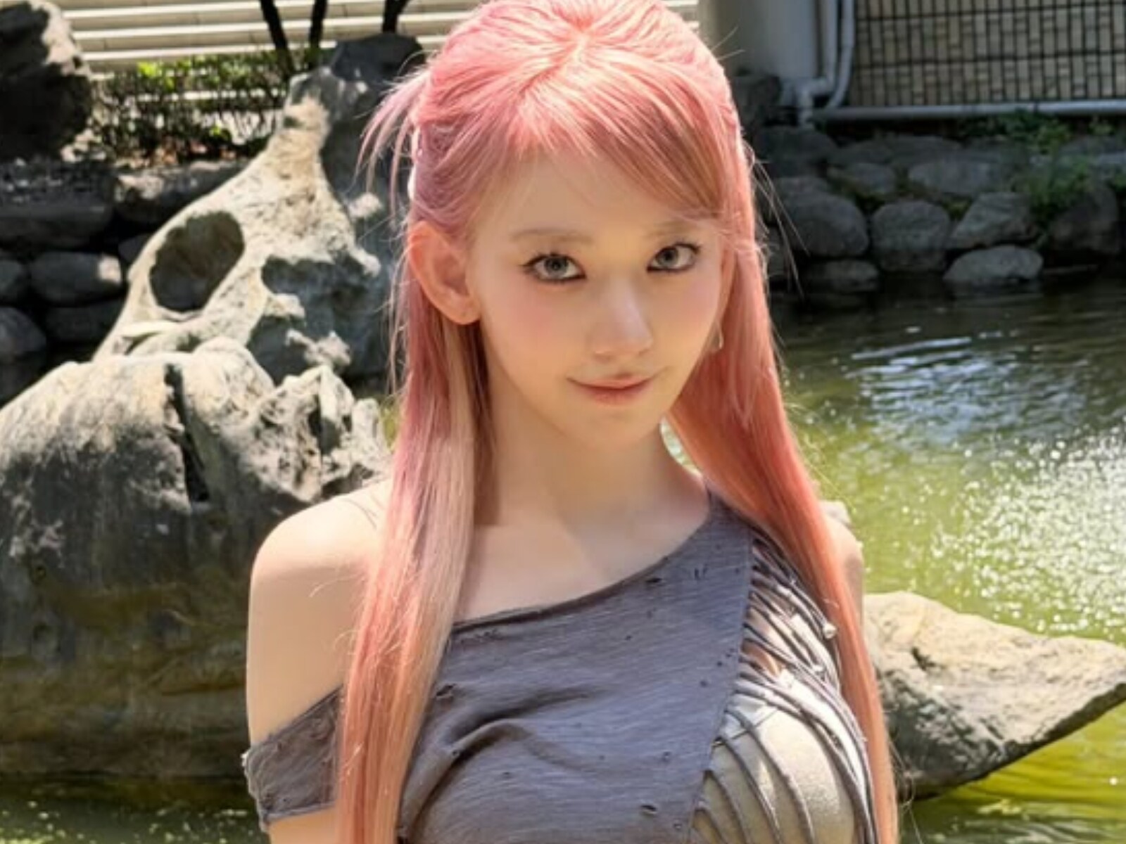 ウエスト細っ」宮脇咲良、へそ丸出し圧巻スタイル公開！ 「ピンクは