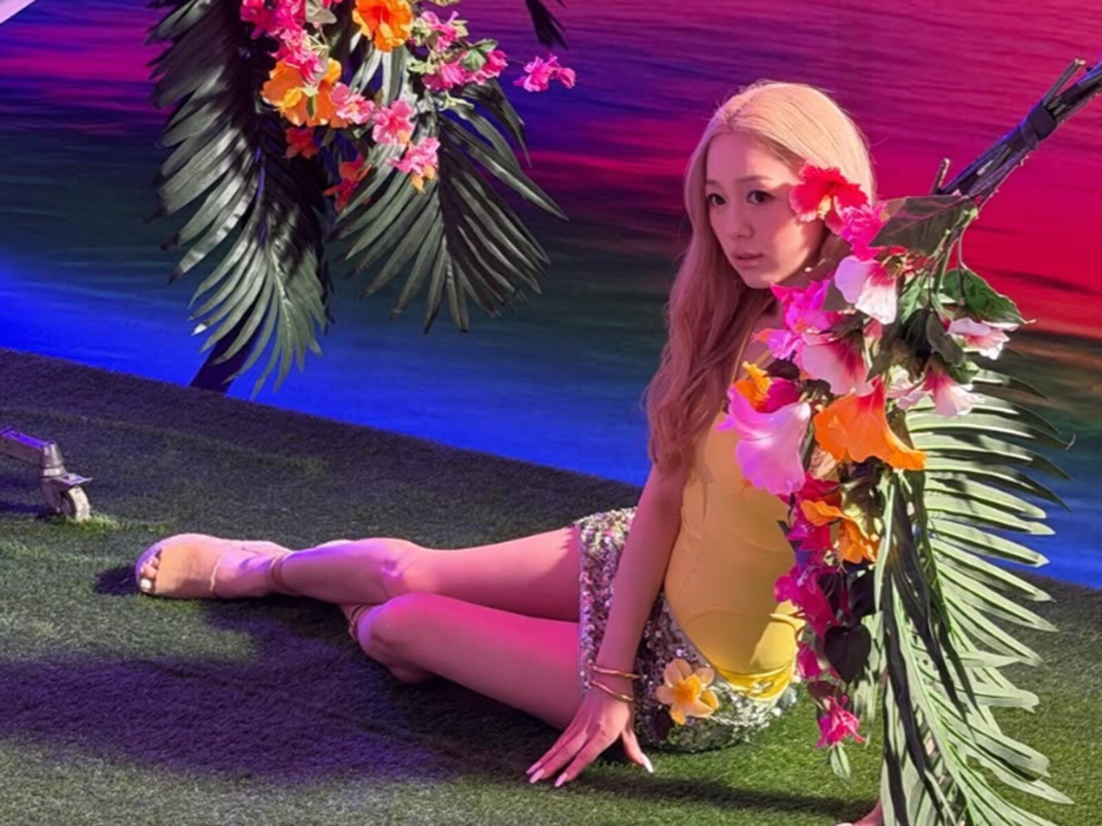 マーメイドがいたっ」西野カナ、金髪ロング×超ミニ丈スカート姿に