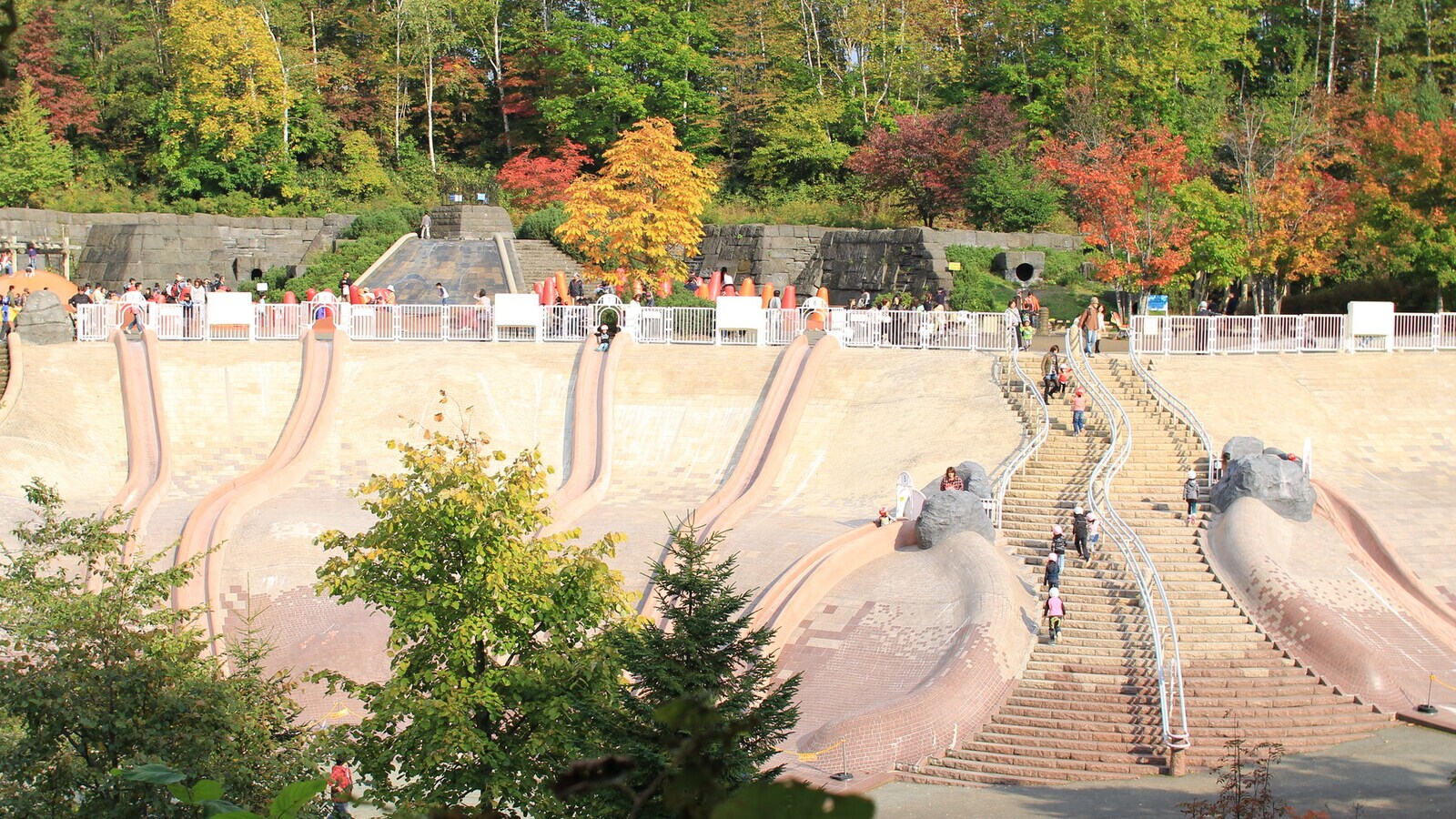 【北海道】入場無料も！ 滝と遊具の国営公園や87haの運動公園……1日楽しめる大型公園3選