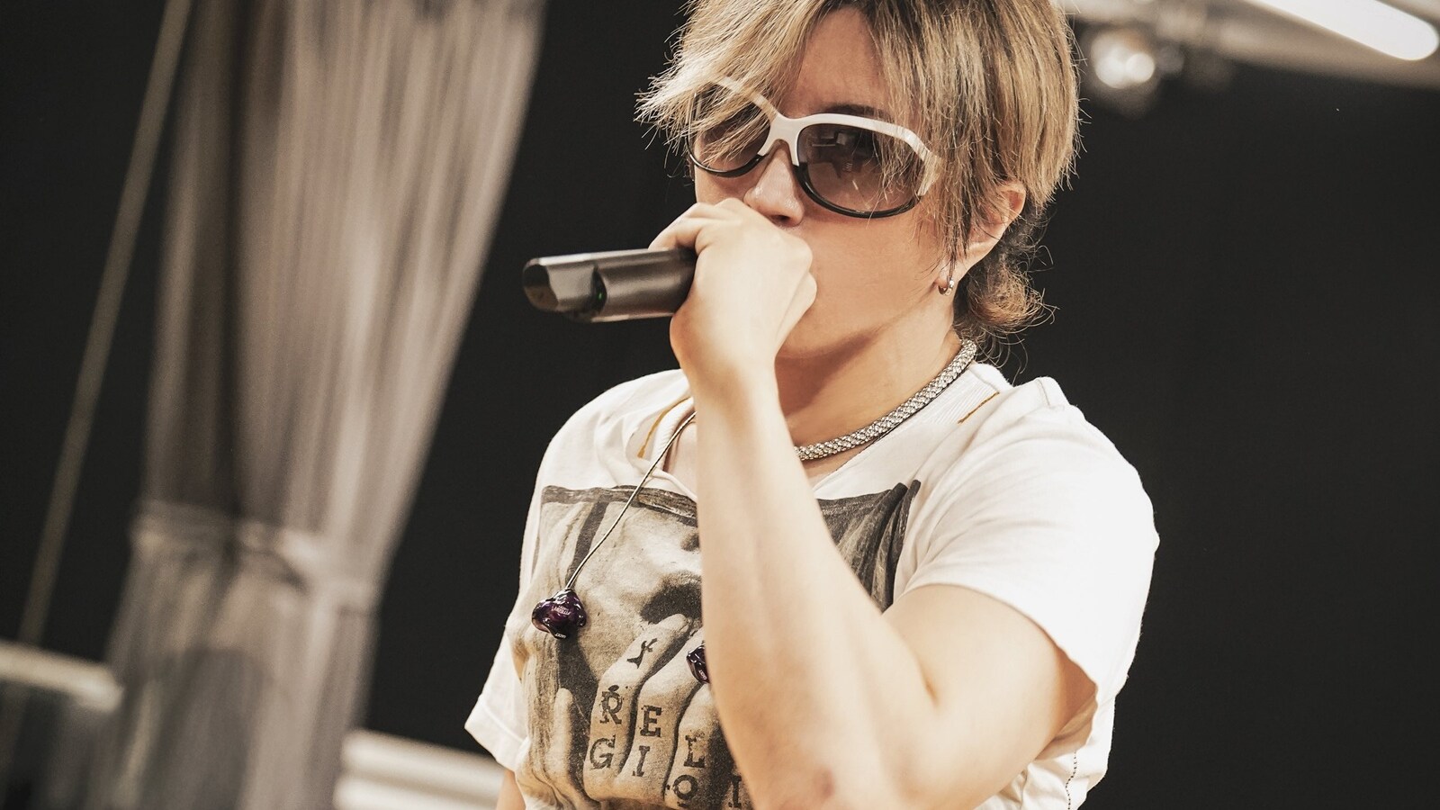 【男性が選ぶ】手が美しいと思う50代男性俳優ランキング！ 2位「GACKT」を抑えた1位は？【2026年調査】(2/2) - All ...