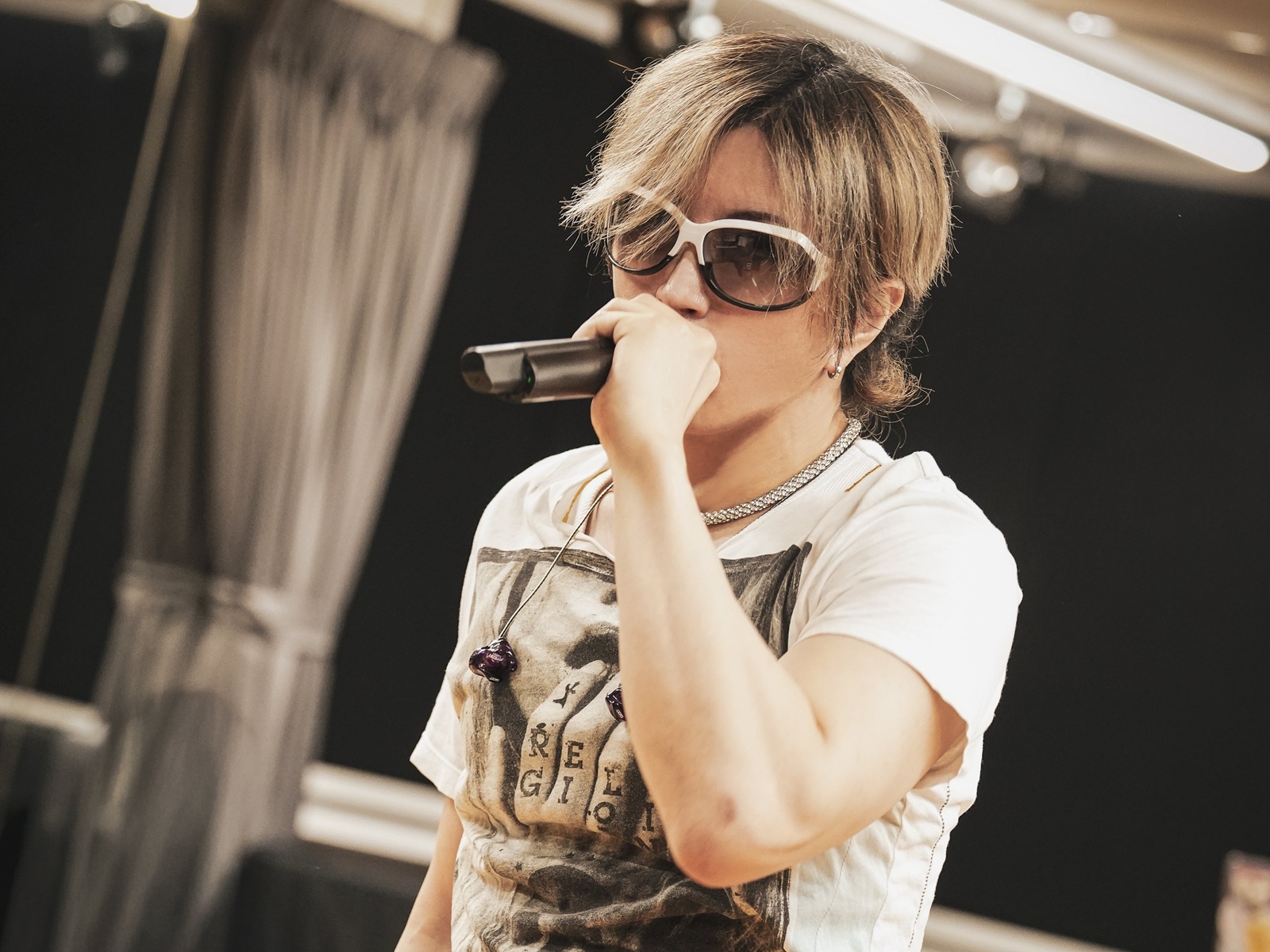 【男性が選ぶ】手が美しいと思う50代男性俳優ランキング! 2位「GACKT」を抑えた1位は?【2026年調査】(2/2) - All ...