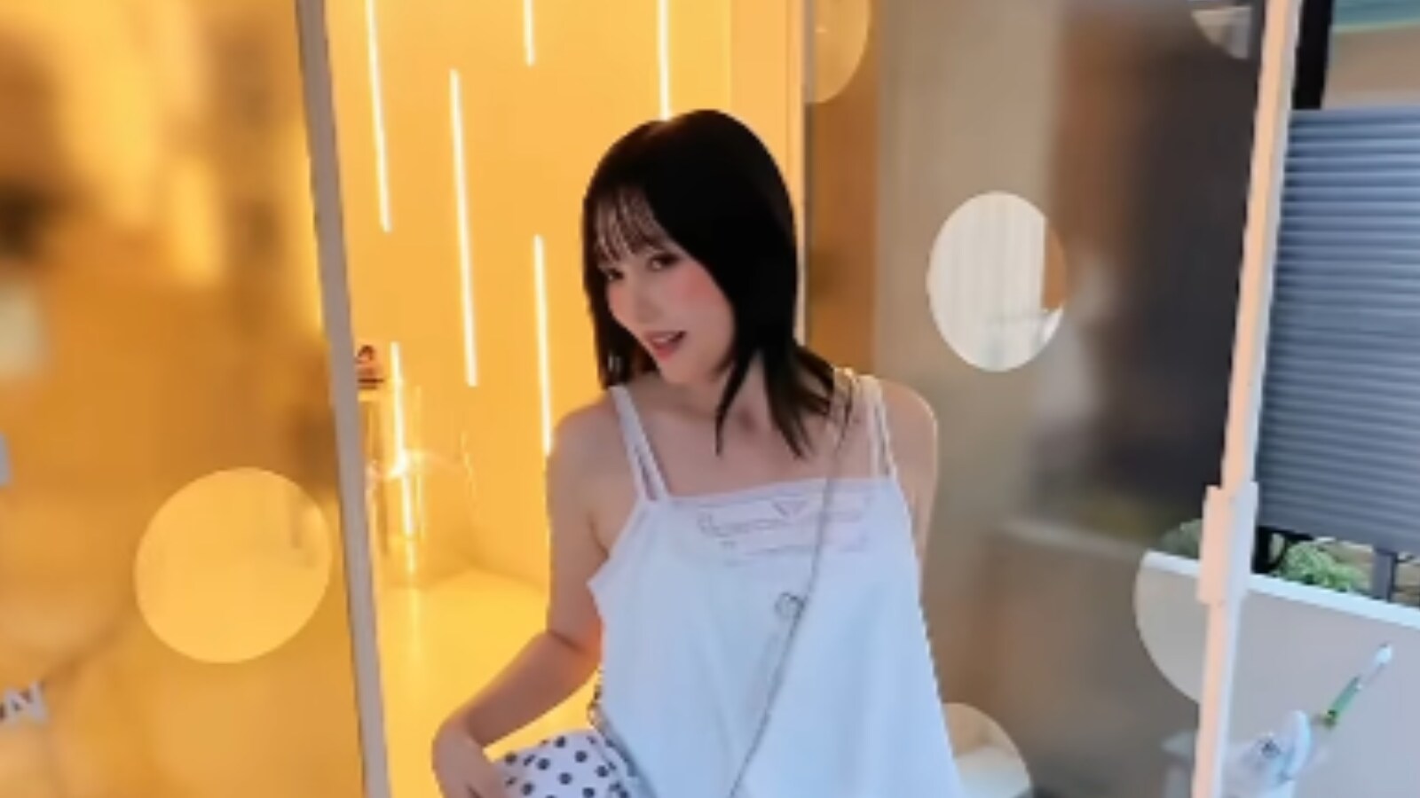 時が止まった……？」本田翼、不思議な動画に反響！ 「リアルなアクスタ