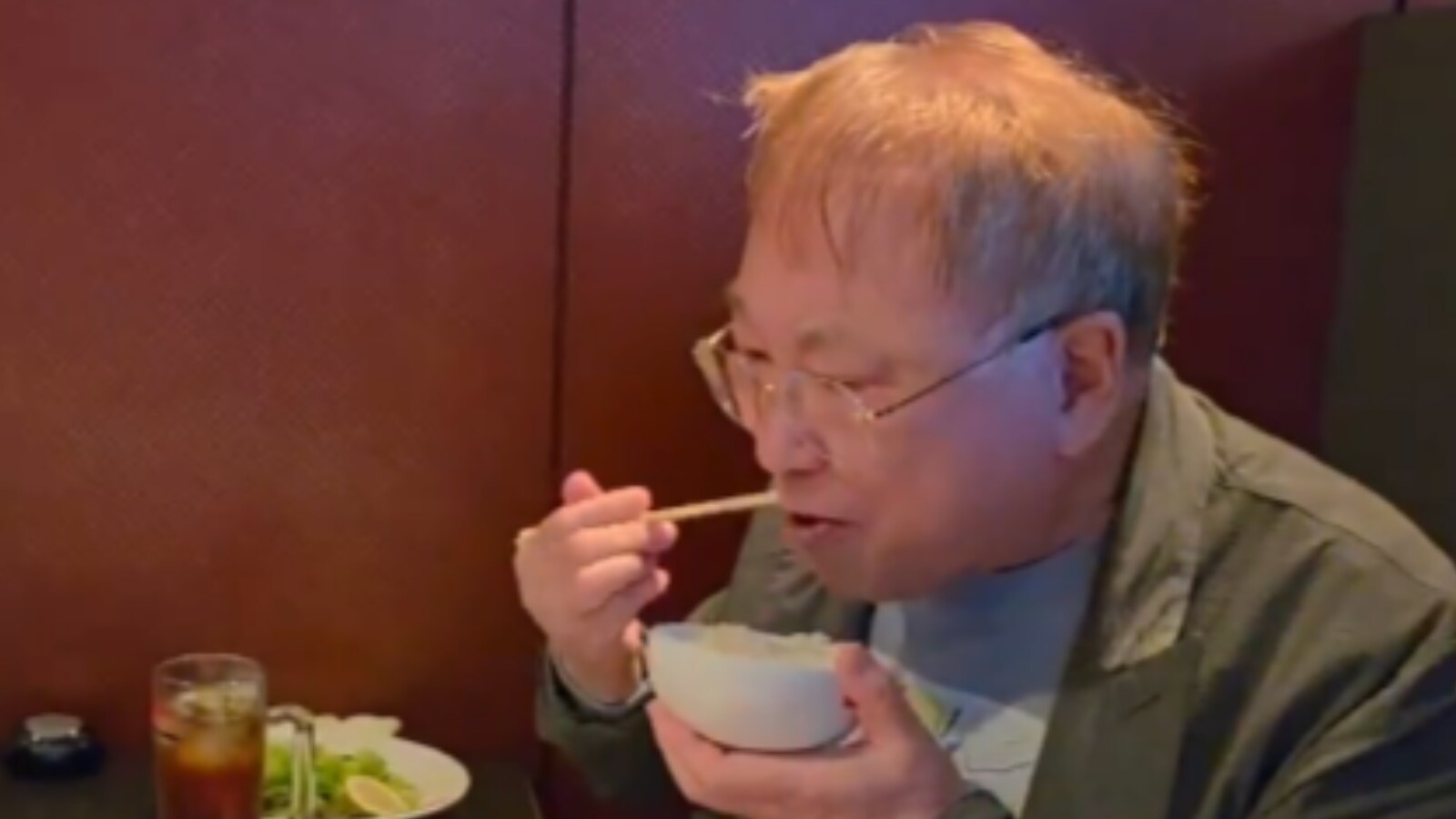 「肉がどう見ても生だそ？」高須克弥氏、生肉食べる？ 動画に心配の声「焼かない焼肉」「大丈夫なのかな？」