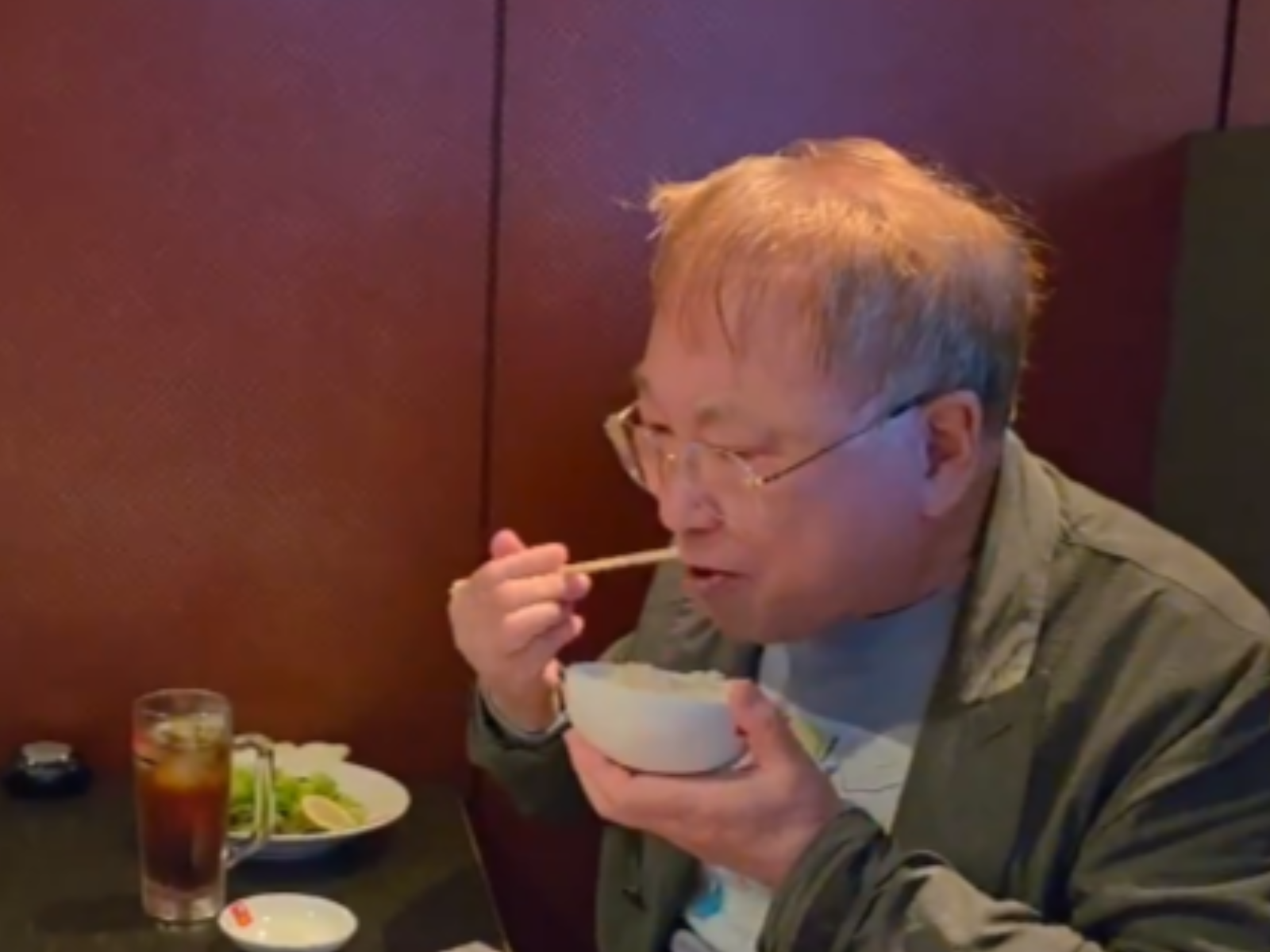 「肉がどう見ても生だそ?」高須克弥氏、生肉食べる? 動画に心配の声「焼かない焼肉」「大丈夫なのかな?」