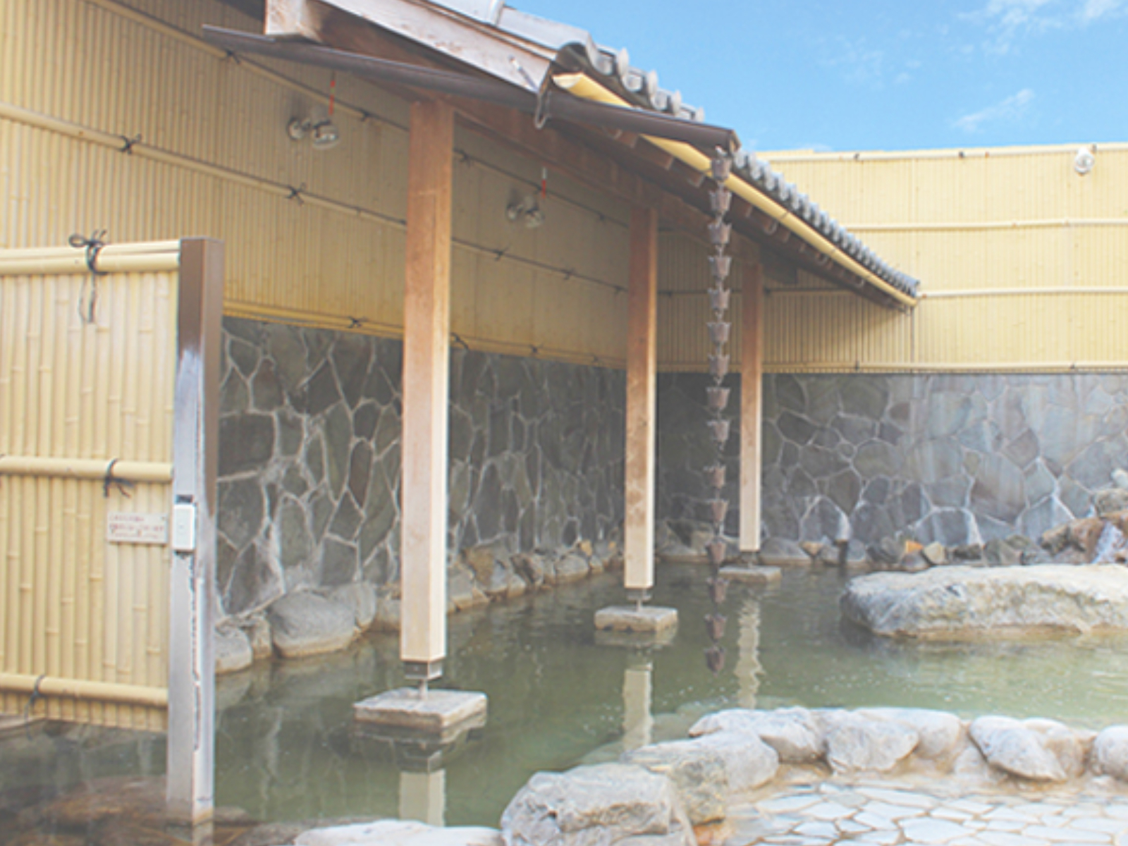 【宮崎県の人気日帰り温泉】「さいと温泉」は豊かな自然に囲まれた癒やしの施設。広々とした大浴場やサウナでリラックス